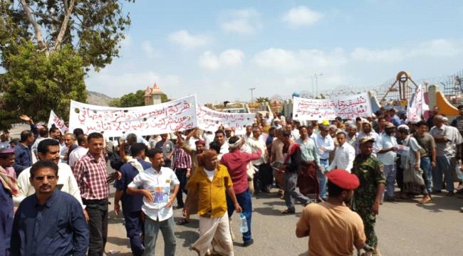 للمطالبة بايقاف تجاوزات مصافي عدن .. موظفو شركة النفط بعدن يعتصمون امام قصر"المعاشيق" الرئاسي 