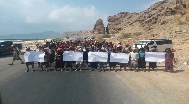 استنكاراً لمنع وفد #شبـوة من العبور ابناء #شبـوة ينظمون وقفة احتجاجية أمام نقطة الشقين ب#حضـرموت . 