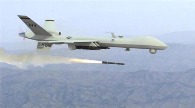 طائرة امريكية  بدون طيار تستهدف سيارة لتنظيم القاعدة في جردان ب#شبـوة 