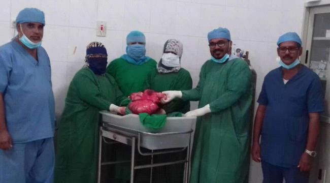 طاقم طبي حضرمي  ينجح في استئصال ورم كبير يصل وزنه إلى مايزيد عن 10 كيلو جرام
