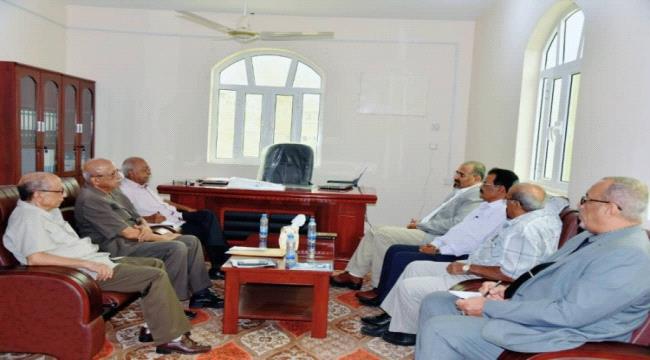 الرئيس القائد عيدروس الزُبيدي يرأس اجتماعاً لمستشاري العلاقات الخارجية