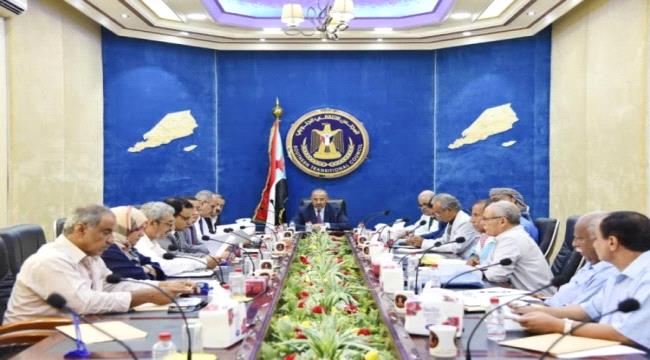الرئيس الزُبيدي يترأس اجتماعاً لرؤساء القيادات المحلية للمجلس الانتقالي في المحافظات