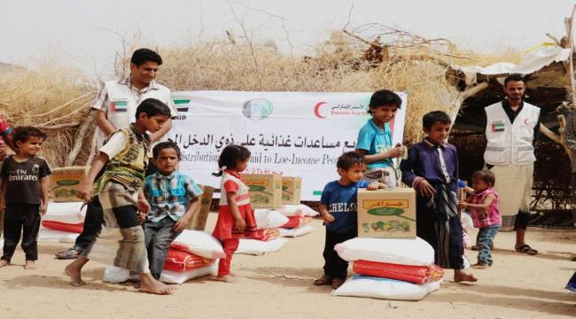 الهلال الأحمر الإماراتي يسير قوافل إغاثية لأهالي منطقة الحجر بمحافظة ب#شبـوة.