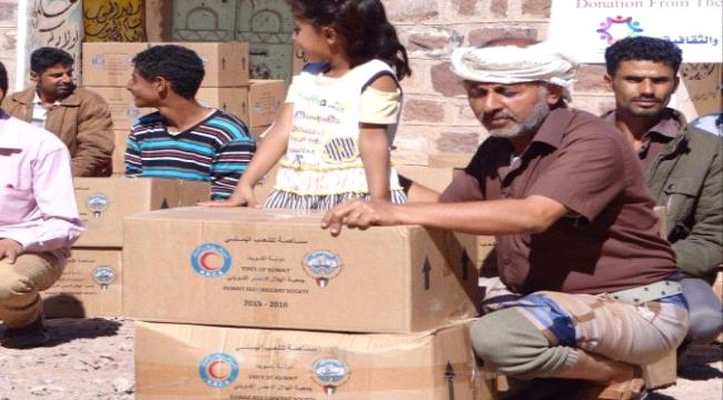 توزيع مئات السلال الغذائية على المتضررين بعدن