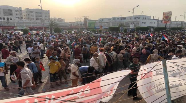 جموع غفيرة من ابناء الجنوب يحتشدون في ساحة العروض تلبية لنداء مشائخ يافع