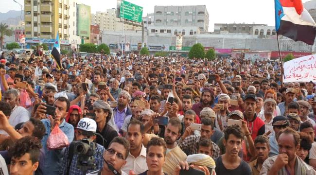 دعوات شعبية للبقاء في ساحة العروض وتواصل التصعيد الشعبي حتى حسم الأوضاع في عدن