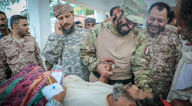 نائب الرئيس يطمئن على صحة جرحى القوات الجنوبية ومنتسبي الحماية الرئاسية ويوجّه بنقل الحالات الصعبة لتلقي العلاج في الخارج