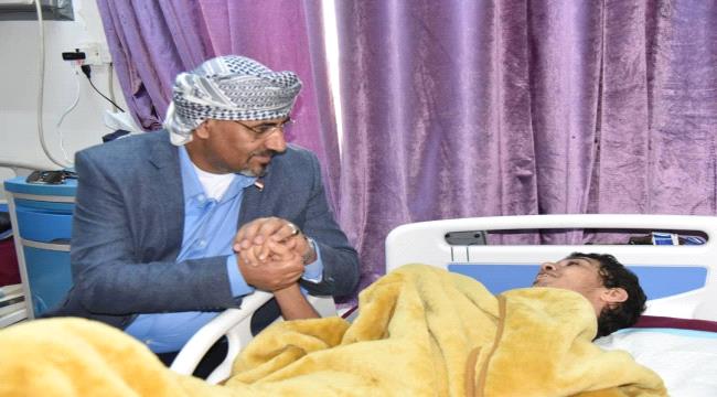 الرئيس الزُبيدي يطمئن على صحة الجريح باحمدان ويوجه بنقله إلى الخارج لتلقي العلاج