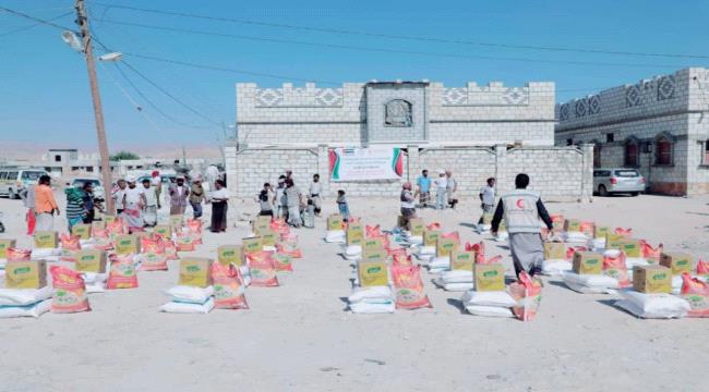 حضرموت.. الهلال الأحمر الإماراتي يوزع مساعدات إغاثية بمناطق نائية