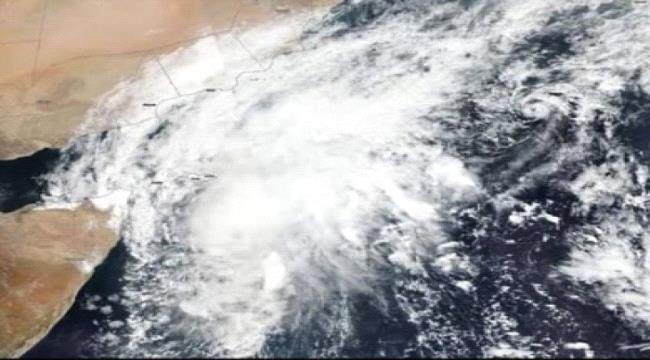  الأمطار تقطع طريق حيبق بسقطرى