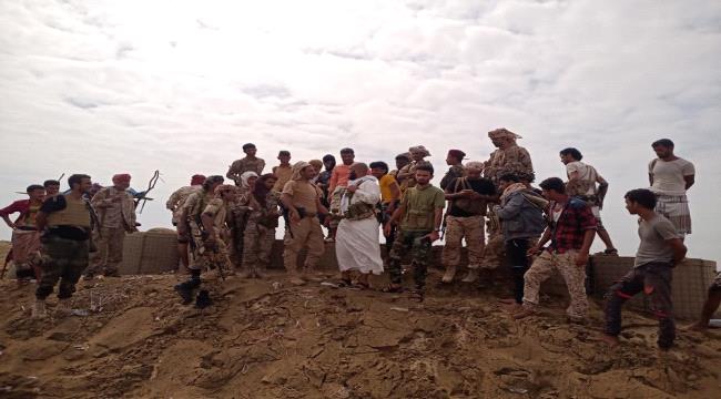 قيادات عسكرية تتفقد الخطوط الامامية للقوات الجنوبية في منطقة الشيخ سالم بأبين