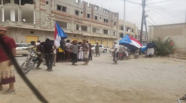 رافعين اعلام الجنوب..المئات من ابناء سيئون يحتشدون بمكان انعقاد الائتلاف الوطني الجنوبي 