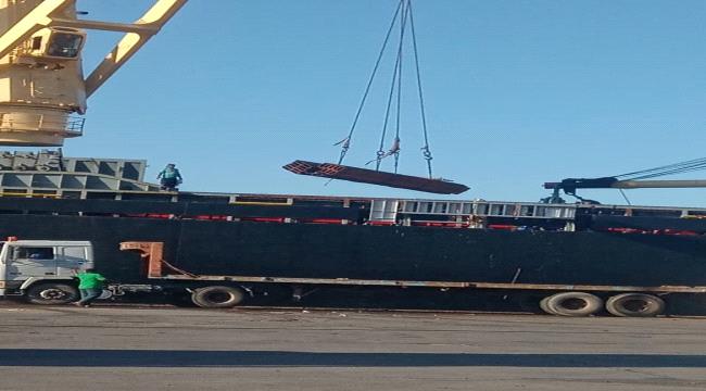 وصول سفينة  الى ميناء الزيت على متنها معدات لمشاريع مصافي عدن