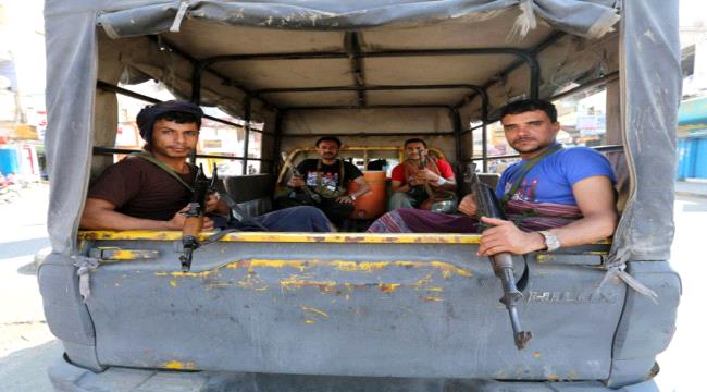 بشاحنات الدخائر..قيادي حوثي يهرب مقاتلين من جبهة صعدة مقابل مبالغ مالية