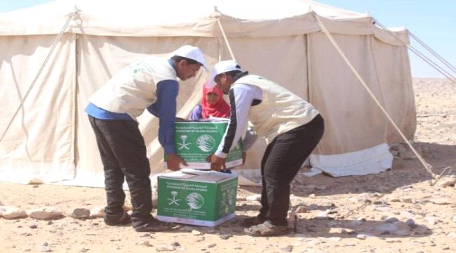 حضرموت.. 300 سلة غدائية من السعودية على النازحين 