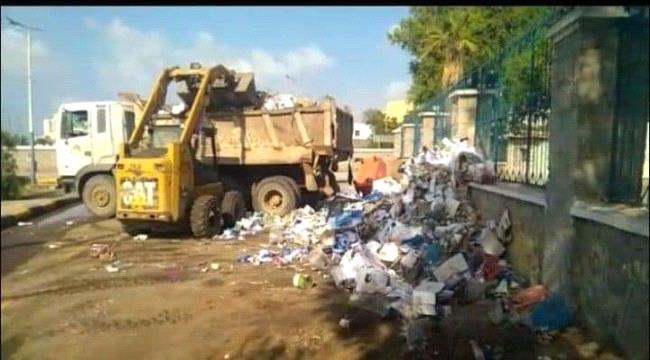  برعاية واشراف انتقالي العاصمة.. صندوق النظافة يزيل القمامة والمخلفات المتراكمة بجوار كلية الطب