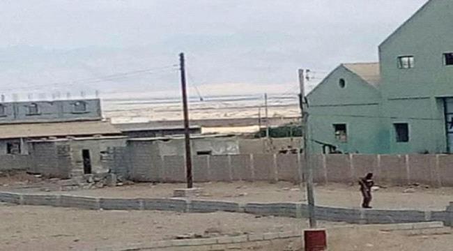 شبوة.. مبليشيا الإخوان تنهب مؤسسة تجارية 