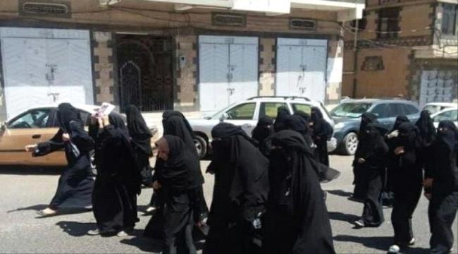 مليشيا الحوثي تداهم محلات بيع البالطوهات النسائية وتصادر وتتلف بعض موديلاتها