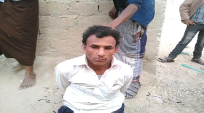 لص حاول سرقة سيارة بمدينة سيئون يقع في قبضة الأمن