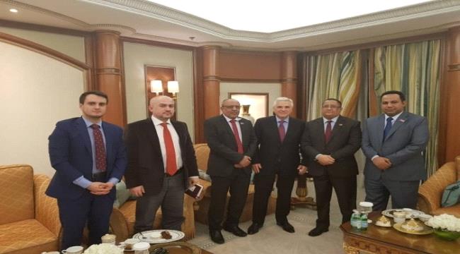 خلال لقائه الخبجي.. السفير الروسي يشيد بتعاون الانتقالي لتنفيذ اتفاق الرياض
