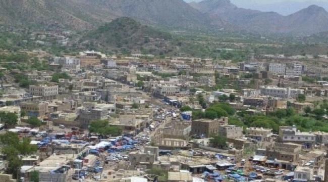 انفجار قوي يستهدف مجمع تجاري بحي المطار بالضالع