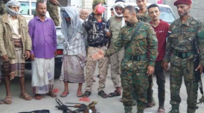 في مداهمة أمنية .. امن عدن يقبض على عدد من بائعي الأسلحة بالشيخ عثمان