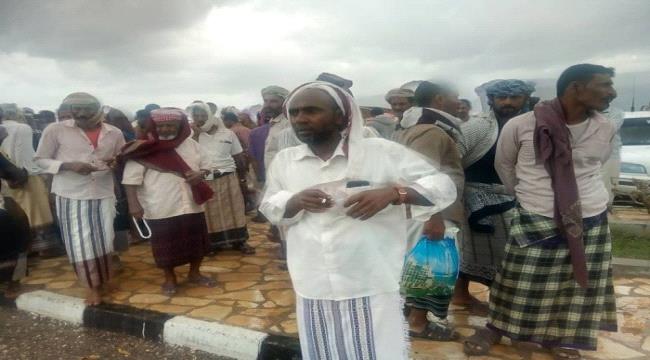 احتجاجا على وصول لجنة عسكرية اخوانية..ابناء سقطرى يتجمعون عند بوابة المطار