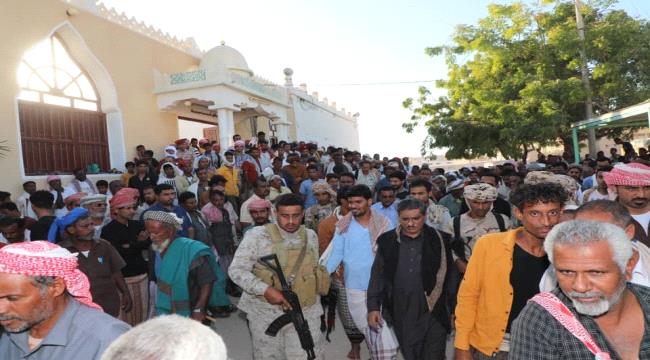البحسني يتقدم جموع المشيعين لجنازة العميد علي عوض العليي بمدينة الشحر