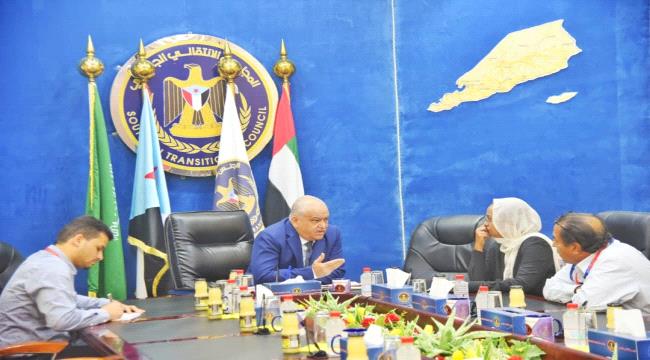 الوالي يلتقي مسؤولين بمنظمة الصحة العالمية بالعاصمة عدن