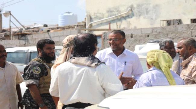 قائد حماية المنشآت ومدير مياه عدن  يتفقدان أحوال مواطنين العريش
