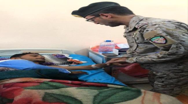 قائد التحالف يزور مصابي هجوم الضالع ويؤكد استعداده تسفير الحالات الصعبة للعلاج بالخارج
