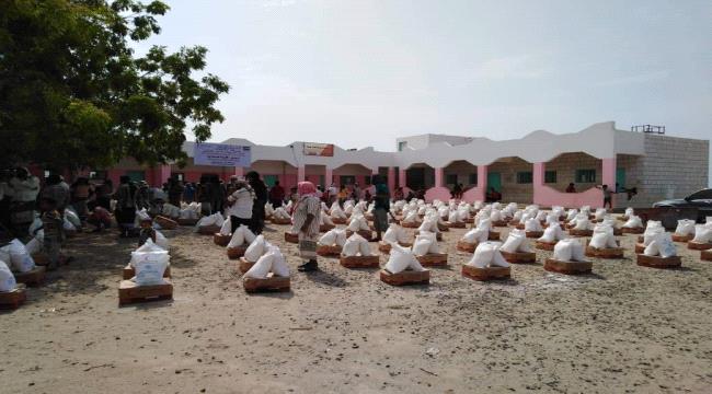 #الهلال_الاحمر_الامـاراتي يوزع 500 سلة غذائية في مديرية زنجبار وضواحيها