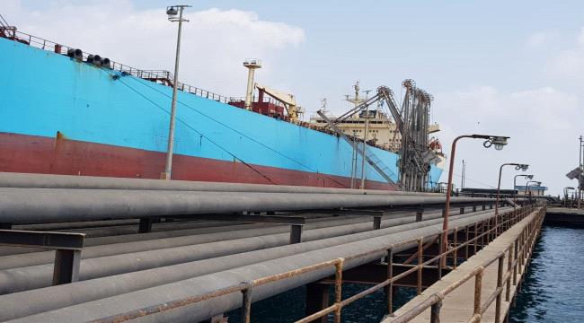 في وقت تشهد عدن ازمة كبيرة بالمشتقات.. تزويد شركة النفط بكميات من مادتي الديزل والبنزين