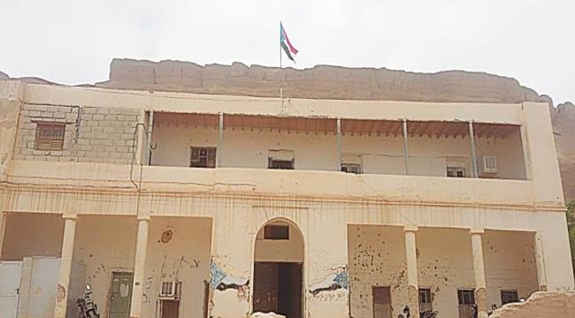 رفع علم الجنوب فوق مبنى المجمع الحكومي بمديرية وادي العين وحورة بوادي #حضـرموت