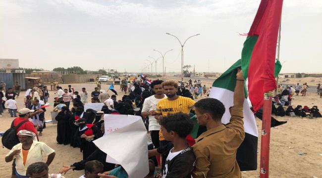 عدن.. تظاهرة حاشدة امام مقر قوات التحالف تضامنا مع الامارات والمطالبة ببقاء قواتها حتى دحر الانقلاب #الحـوثي