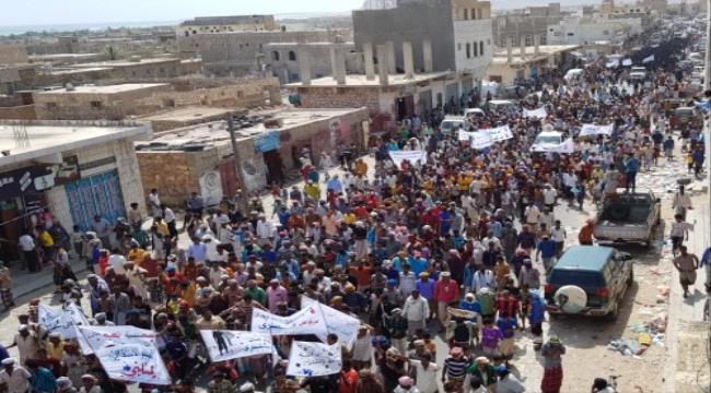  سقطرى تشهد مظاهرة  لتأييد #التحـالف_العربي والمطالبة برحيل المحافظ