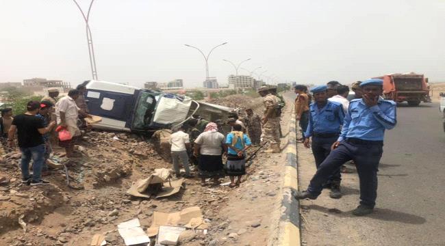 عدن.. اصابة جنديان بانقلاب طقم عسكري بجولة كالتكس
