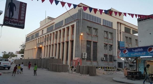 بحجة فقدان مليار ريال.. مدير مكتب محافظ البنك المركزي واخرين حاولوا اقتحام البنك بعد منتصف الليل 