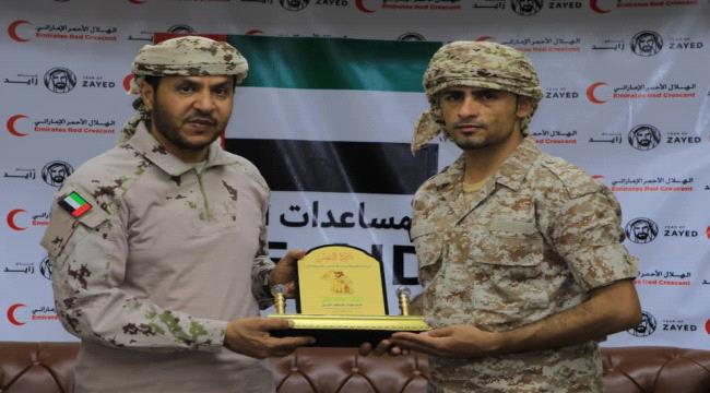 القوات المشتركة في #الضـالع تكرم قايد التحالف بدرع النصر
