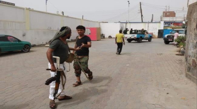 حزام الشيخ عثمان يضبط شخصين خارجين على القانون 