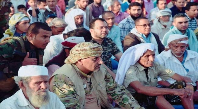 الرئيس الزُبيدي يؤدي صلاة عيد الفطر مع جموع المصلين بمدينة #الضـالع