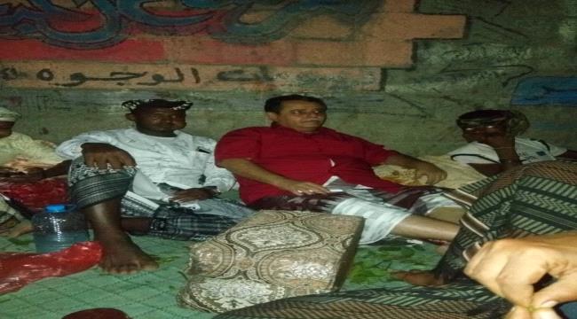 نائب المدير لصندوق النظافة بعدن يزور أسرة عامل النظافة