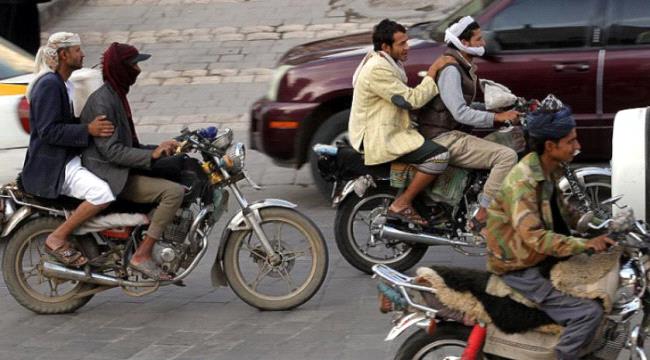 الابتزاز والاستجواب.. ممارسات حوثية بحق المسافرين في مناطق سيطرتهم