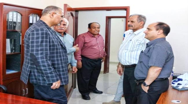 الرئيس الزُبيدي يتفقد سير العمل في الأمانة العامة والجمعية الوطنية ويُشيد بالتزام موظفيها