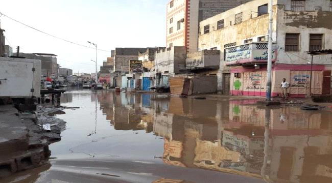 طوارئ الانتقالي يناقش دعم مؤسسة المياه لحل اضرار الأمطار في عدن