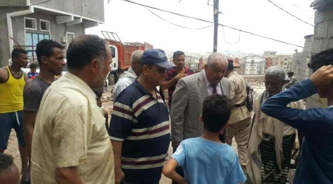 رئيس انتقالي #العاصمة_عـدن يتفقد أعمال رفع المخلفات والأضرار التي خلفتها الأمطار بالمعلا