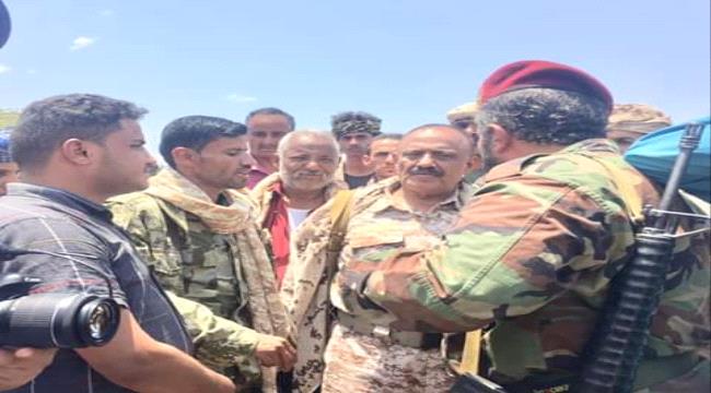 قائد المنطقة العسكرية الرابعة يزور جبهة باب غلق ويثني على اداء قوات اللواء،٨٣مدفعية واللواء الرابع احتياط