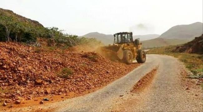 خليفة الإنسانية تُعيد فتح الطرقات المتضررة جراء الأمطار بسقطرى