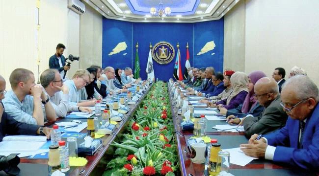 الرئيس الزُبيدي يلتقي فريق الباحثين الأمريكيين برئاسة السفير الأسبق جيرالد فايرستاين