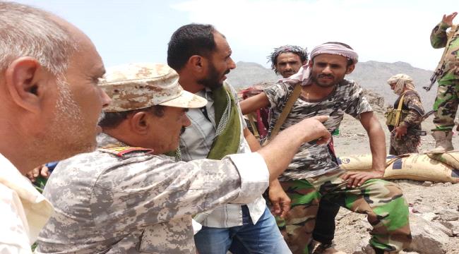 محافظ #الضـالع يتفقد المواقع العسكرية و المقاتلين في الخطوط الأمامية بجبهة حجر ب#الضـالع